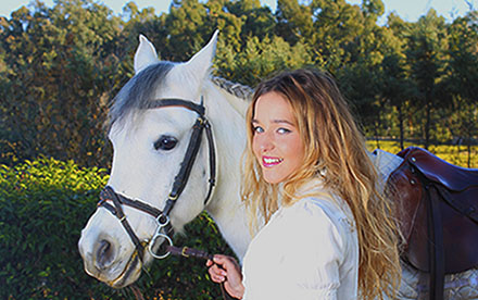 Fotografía de caballo y chica rubia